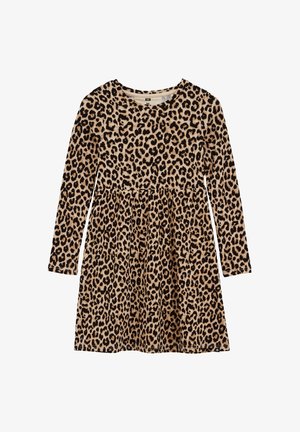 Langdurige jurk met luipaardprint, ronde halslijn en gathered taille, weergegeven tegen een witte achtergrond.