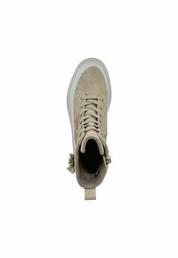 Sneaker alta beige in suede con colletto imbottito, punta rotonda, chiusura con lacci piatti e sottili accenti testurizzati.