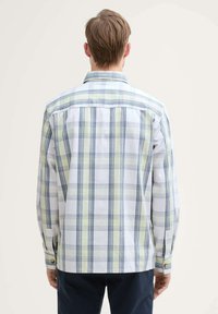 Langarm geruite blouse in wit, blauw en geel. Voorzien van een button-down kraag en manchetten, met een rechte snit en een lichte textuur.