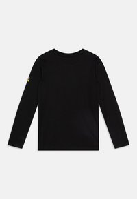 Schwarzes Langarm-T-Shirt aus Baumwolle, Rundhalsausschnitt, schlichtes Design, mit einem kleinen Logo auf dem linken Ärmel. Glatte Textur.