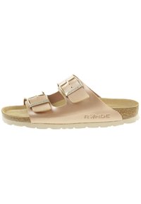 Roze metallic slide-sandaal met twee verstelbare banden, kurken voetbed en een getextureerde rubberen zool. Kenmerkt het Rohde-logo aan de zijkant.