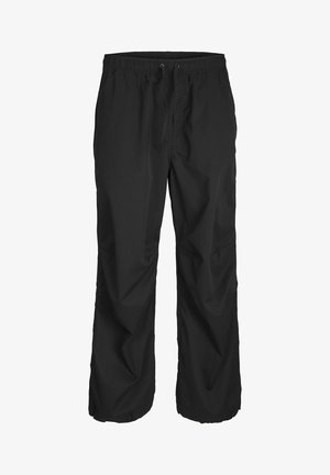 Μπεζ φούτερ με το λογότυπο "JACK & JONES", καγκουρό τσέπη, ριμπ μανσέτες, σε συνδυασμό με μαύρα παντελόνια και μαύρα αθλητικά παπούτσια. Λείο υφασμάτινο υλικό.