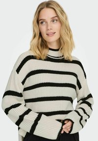 Gestreifter Pullover aus gestricktem Stoff, mit einer cremefarbenen Basis und kräftigen schwarzen Streifen, einem hohen Kragen und breiten Rippbündchen.
