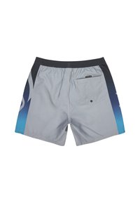 Sivé plavky s modro-čiernym gradientným dizajnom, elastickým pásom a zadnou vreckom. Hladká textúra a neformálny štýl.