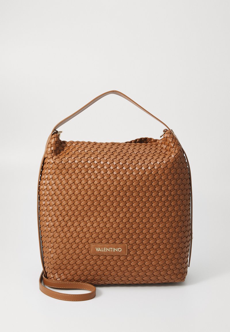 Tkanična usnjena torba za ramo v rjavi barvi z ravno podlago, pravokotno obliko, kratko ročaj in vtisnjenim logotipom na sprednji strani.