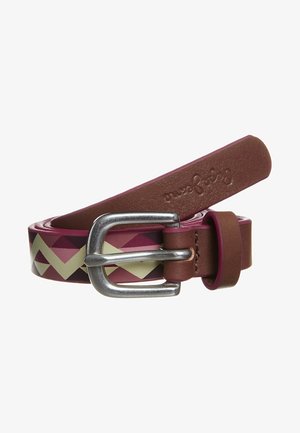 Cinturón de cuero con hebilla plateada, con patrón geométrico en tonos rosa y beige y nombre de la marca grabado en relieve al final de la correa marrón.