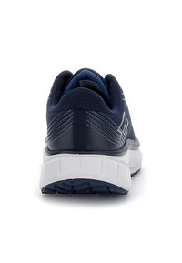 Marinblå sportskor med meshuppdel, strukturerad häl och vit mellansula. Innehåller texturerade mönster på ovandelen och sulan för bättre grepp.