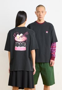 adidas Originals RAMEN TEE UNISEX - Nyomott mintás póló - black