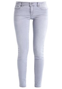 Jean skinny gris clair en tissu mélangé coton. Comprend cinq poches, passants de ceinture et une fermeture à bouton à l'avant. Texture lisse.