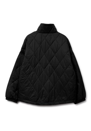 Chaqueta acolchada negra con cuello alto y patrón de diamantes. Presenta puños y dobladillo elásticos para un ajuste ceñido. Fabricada con material ligero.