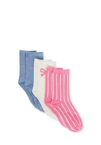 Tres pares de calcetines infantiles plegados: unos azules con moños rosas, unos blancos con acentos de moño rosa y unos rosas con rayas verticales blancas.
