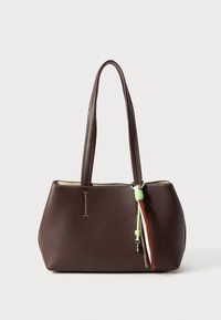 Sac en cuir brun avec une surface texturée, doté de deux poignées et d'un charm coloré avec des accents verts et rouges attaché.