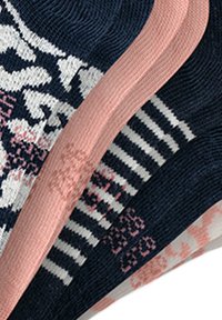 Tre mønstrede tekstiler lagdelt: marineblå med blomster, lyserød og hvid stribet samt lyserød med blomsterdetaljer. Blød tekstur og varierende designs.