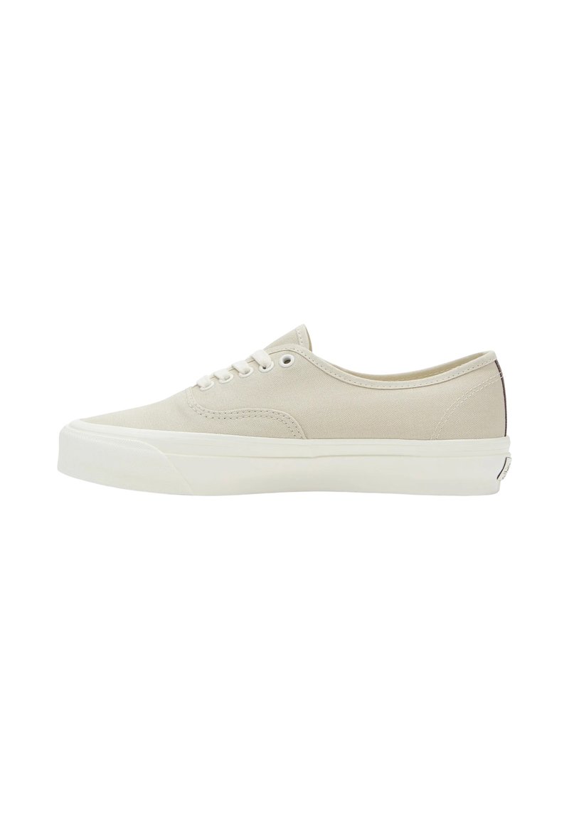 Sneakers in tela beige con suola in gomma bianca, punta arrotondata, design classico con lacci e dettagli di cucitura sottili sulla tomaia.