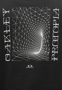 Svart bakgrunn med hvitt geometrisk nettmønster og teksten "OAKLEY" til venstre og "FRONTPL4" til høyre, Oakley-logo sentrert nedenfor.
