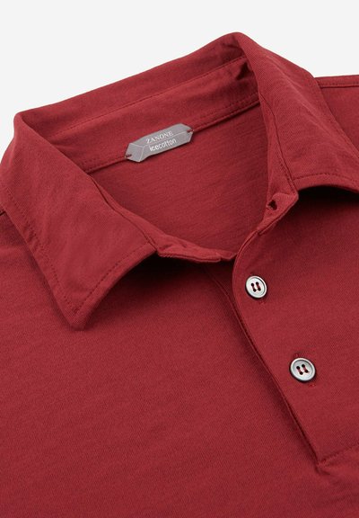 Rode katoenen poloshirt met een button-down kraag, voorzien van twee zilveren knopen en een label met de tekst "ZANONE ice cotton." Gladde textuur.