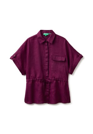 Chemise à manches courtes boutonnée en violet profond avec col, poche poitrine avec rabat, lien de taille réglable et détails de boutons sur les manches.