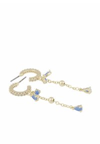 Guldörhängen med en texturerad design och klara rhinestones, med hängande blå ädelstenar och sammankopplade kedjor.