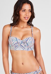 Bikini top s multicolorným geometrickým vzorom v ružovej, modrej a bielej farbe, s nastaviteľnými ramienkami a výstrihom do tvaru srdca.