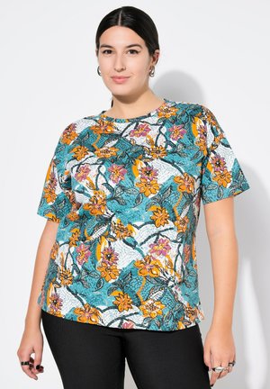 Blusa a maniche corte con scollo rotondo in tessuto turchese, caratterizzata da un motivo floreale con fiori arancioni e rosa, su uno sfondo bianco texturizzato.