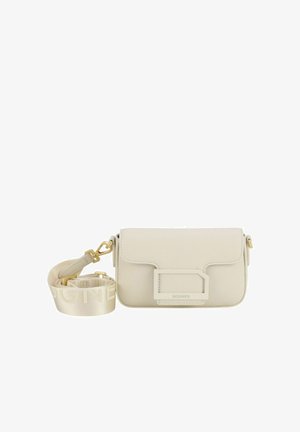 Beige leren schoudertas met een klep, voorzien van een textuur en gouden hardware. Inclusief een bijpassende verstelbare schouderriem.