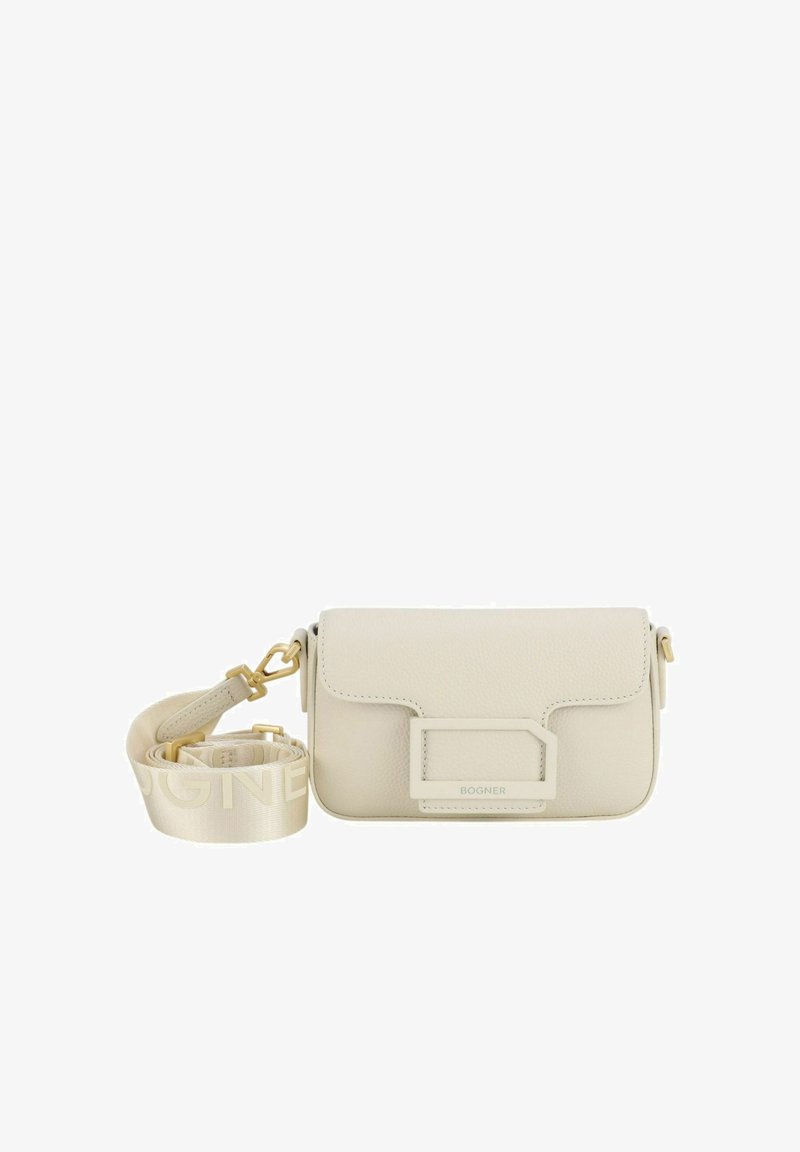 Bežová kožená crossbody taška s klopou, s texturovaným povrchem a zlatými kovovými detaily. Obsahuje odpovídající nastavitelné ramenní popruhy.