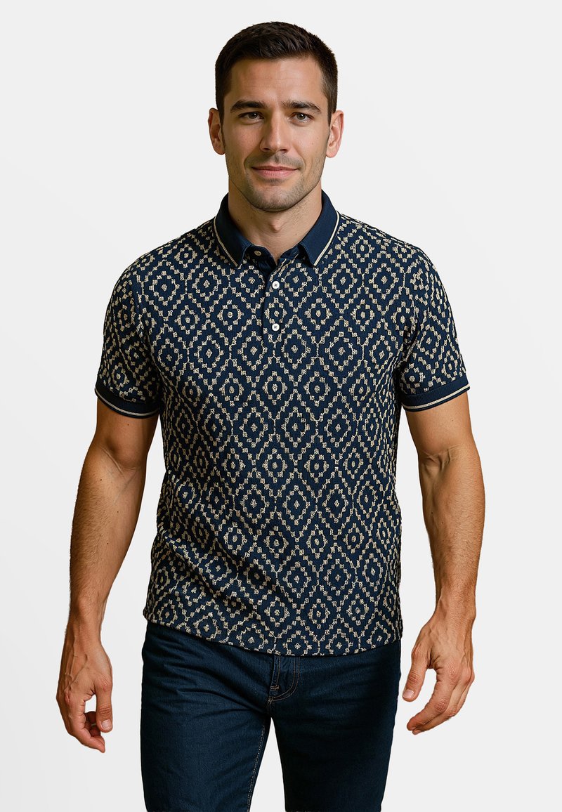 Marineblauw poloshirt met een geometrisch beige patroon, voorzien van een kraag, twee knopen en contrasterende afwerking op de mouwen en kraag.