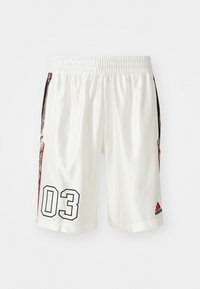 Shorts de sport blancs avec taille élastique. Présente un grand imprimé noir "03" et des panneaux latéraux avec un design à motifs. Logo Adidas présent.