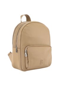 Tan syntetisk ryggsäck med rundad form, dubbla dragkedjefack, framficka och en texturerad topphandtag. Utrustad med silverfärgade metallaccenter.