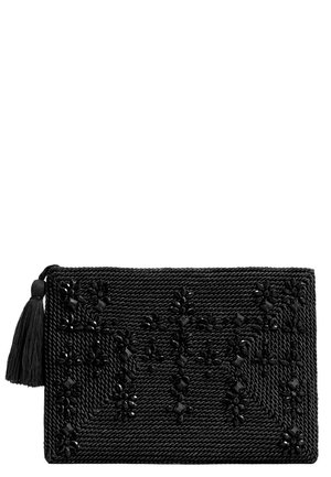 Pochette noire tissée avec des ornements de perles florales et un pompon sur le côté gauche, forme rectangulaire avec des motifs texturés à l'avant.