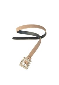 Beige suède riem met een bredere vierkante gesp versierd met heldere strass-steentjes, voorzien van een zwarte binnenvoering en meerdere verstelgaten.
