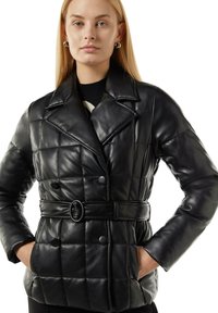 Schwarze Leder-Pufferjacke mit gestepptem Design, doppelt-reihigen Knöpfen, breitem Kragen und einem taillierten Gürtel. Glatte Textur.