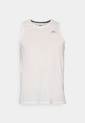 Nike brezrokavni športni top v beli barvi, s kakovostnim modrim logom na prsih in mrežastimi stranskimi paneli za zračnost. Gladka tekstura, lahkotna zasnova.