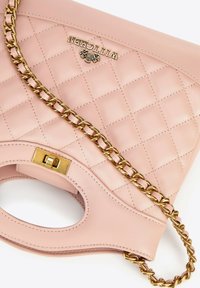 Borsa di pelle trapuntata rosa con tracolla e chiusura in oro, dettagli del logo impresso sul davanti. Texture liscia e forma strutturata.