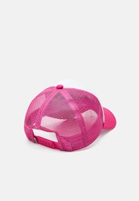 Rosa Mesh-Cap mit einem weißen Vorderteil und einem passenden rosa Schirm. Verfügt über einen verstellbaren Plastikverschluss und einen Knopfakzent oben.