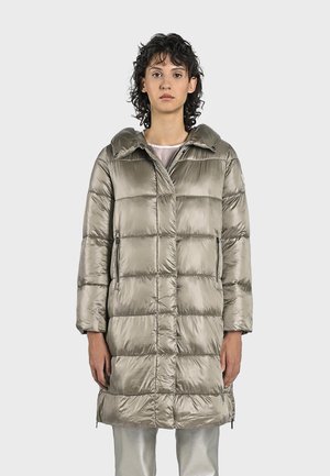 Lange pufferjas in een licht metallic groene kleur. Heeft een geborduurd textuur, capuchon, ritszakken aan de zijkanten en een rechte pasvorm.