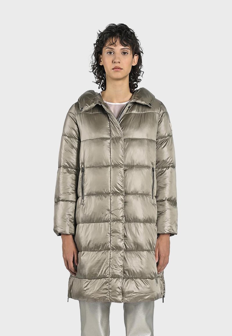 Longo cappotto imbottito in un verde metallico chiaro. Presenta una texture trapuntata, cappuccio, tasche laterali con zip e una vestibilità dritta.