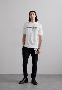 MOSCHINO T-shirt imprimé - fantasia bianco