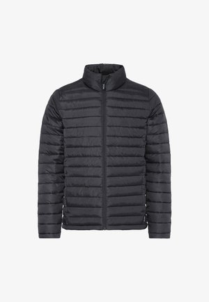 Črno podložena jakna s horizontalnim prešitim vzorcem, visokim ovratnikom, zadrgo po celotni sprednji strani in minimalnim logotipom. Lahka tkanina.