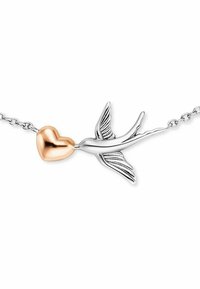 Collana d'argento con un uccello stilizzato in volo e un ciondolo a forma di cuore lucido in oro rosa. Catena delicata e design dettagliato delle ali.
