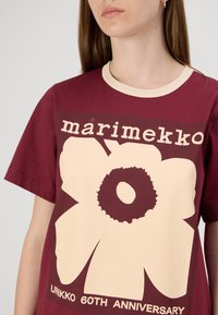 Marimekko ERNA UNIKKO PLACEMENT - Trükipildiga T-särk - wine red/light rose