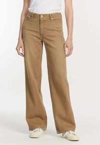 Bruine denim jeans met wijde pijpen en hoge taille, met een metalen knoopsluiting en voorzakken. De stof heeft een zachte, gestructureerde afwerking.