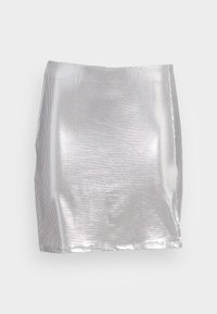 Mini saia prateada com uma superfície lisa e refletora, apresentando um formato justo e um padrão ligeiramente texturizado ao longo de toda a peça.
