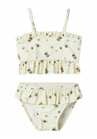 Ensemble de bikini jaune avec imprimé floral et insecte. Le haut présente des bords volantés et des bretelles ajustables ; le bas a une bordure volantée assortie.