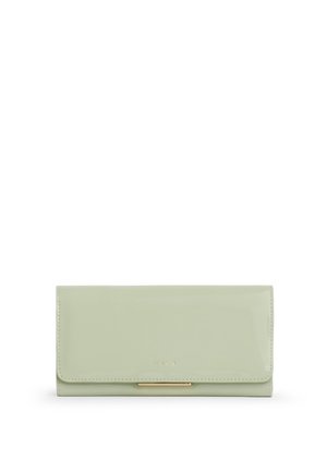 Pochette rettangolare verde chiaro con chiusura a patta, nome del marchio discretamente impresso sul davanti e piccolo dettaglio in metallo color oro alla base.