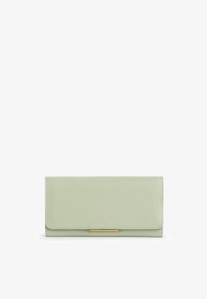 Pochette rettangolare verde chiaro con chiusura a patta, nome del marchio discretamente impresso sul davanti e piccolo dettaglio in metallo color oro alla base.
