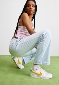 Juicy Couture TINA - Treniņtērpa apakšdaļas - nantucket breeze