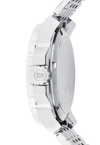 Montre en acier inoxydable argenté avec un boîtier rond, une lunette texturée et une couronne prononcée. Elle dispose d'un bracelet poli et d'un fond gravé.