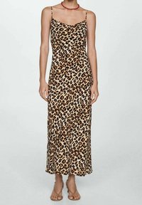 Robe longue à imprimé léopard avec bretelles fines, corsage ajusté et tissu doux. Présente une silhouette fluide et une palette de couleurs beige et marron.