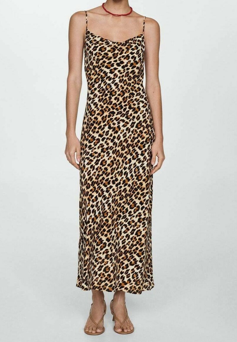Robe longue à imprimé léopard avec bretelles fines, corsage ajusté et tissu doux. Présente une silhouette fluide et une palette de couleurs beige et marron.